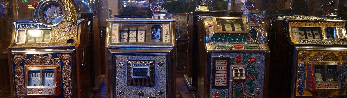 Række af gamle spilleautomater